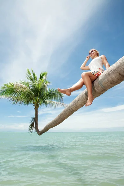 Weergave van mooie jonge dame swingend in hummock op tropisch strand — Stockfoto