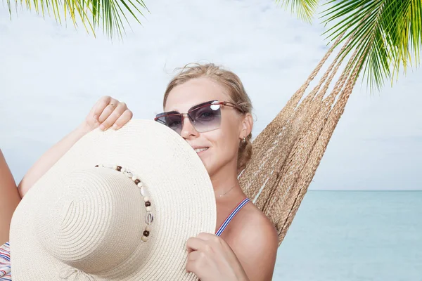 Vista de menina agradável balançando em hummock na praia tropical — Fotografia de Stock