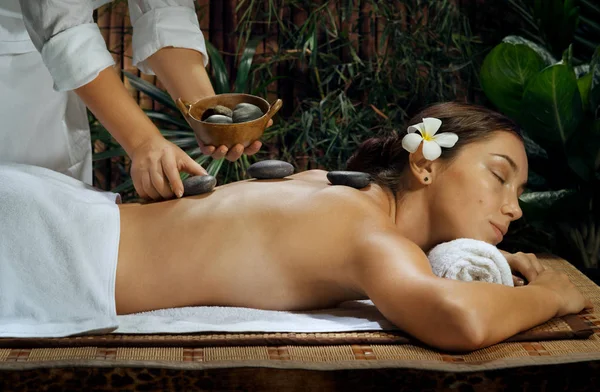 Retrato de jovem mulher bonita em ambiente de spa — Fotografia de Stock