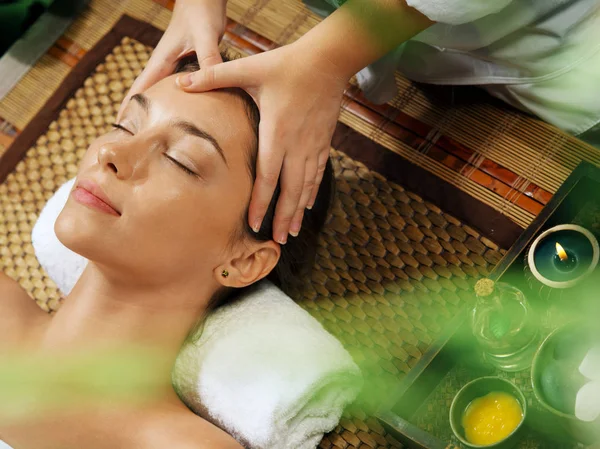 Portrait de jeune belle femme relaxant dans un environnement spa — Photo