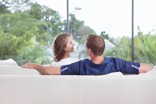 Vista de la bonita pareja joven está sentado en el sofá en la casa de verano —  Fotos de Stock