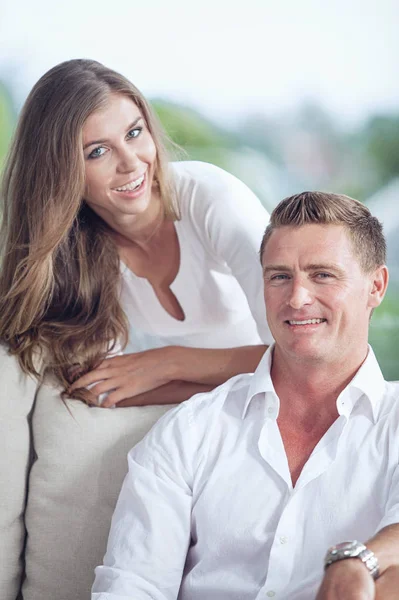 Portrait de beau jeune couple dans un environnement de maison d'été — Photo