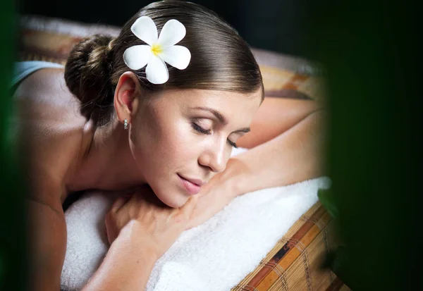 Retrato de jovem mulher bonita em ambiente de spa. — Fotografia de Stock