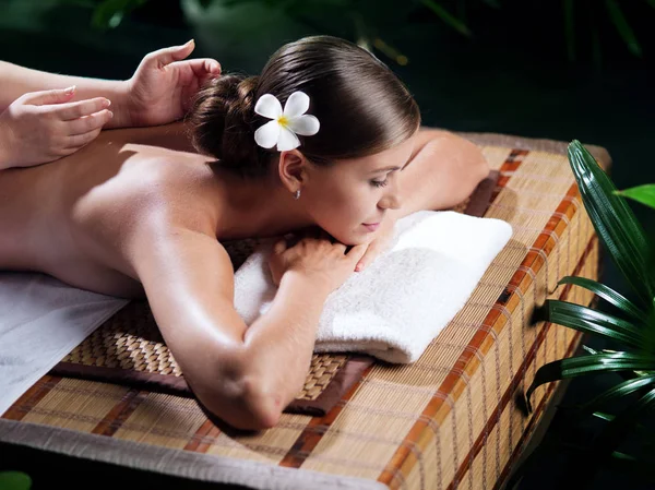 Retrato de jovem mulher bonita em ambiente de spa. — Fotografia de Stock