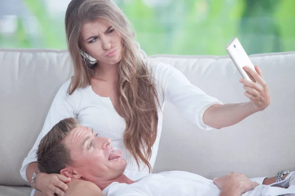 Portrait of young couple  making self photo with mobile phone — Stock Photo, Image