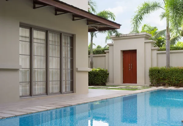 Vista di bella villa moderna con piscina — Foto Stock