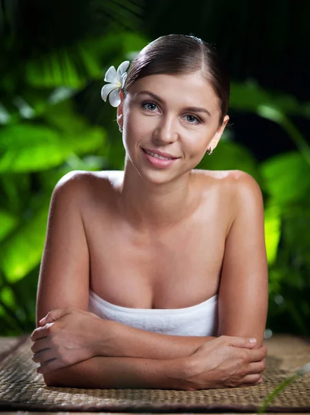 Retrato de mujer hermosa joven en el ambiente del balneario. —  Fotos de Stock