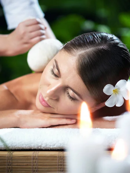 Retrato de jovem mulher bonita em ambiente de spa. — Fotografia de Stock