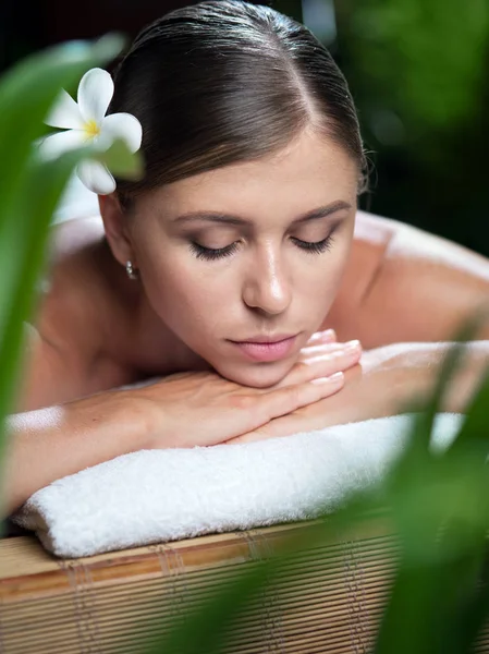 Retrato de mujer hermosa joven en el ambiente del balneario. — Foto de Stock