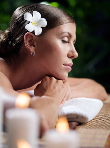 Retrato de jovem mulher bonita em ambiente de spa. — Fotografia de Stock