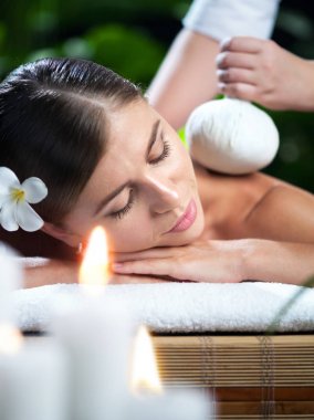 Kaplıca ortamında genç ve güzel bir kadının portresi.  