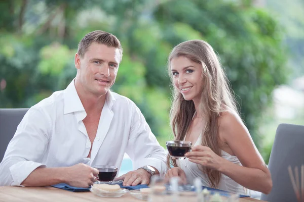 Retrato de pareja joven agradable desayunando en el ambiente de verano —  Fotos de Stock