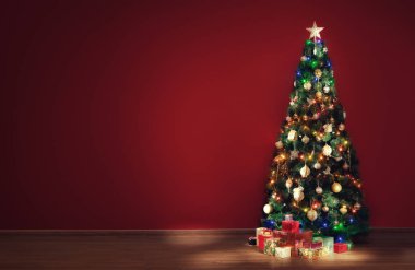 Noel ağacı ve kapalı bazı hediye kutuları görünümünü güzel dekore edilmiş