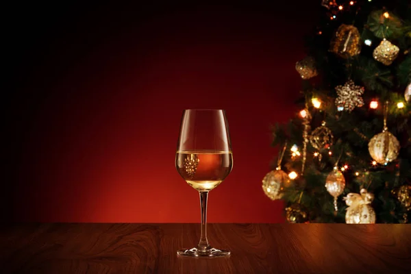 Крупный план бокала с белым игристым вином на обороте — стоковое фото