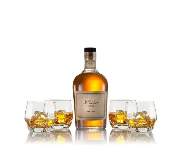 Close-up van glazen met ijs en whisky en een fles opzij. self made etiket. — Stockfoto