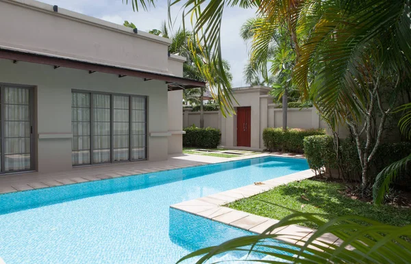 Utsikt över nice modern villa med pool — Stockfoto