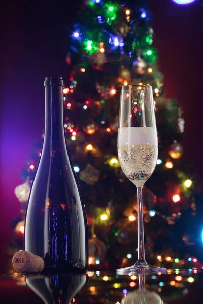 Vista de cerca de la botella de champán con flauta en la parte posterior del color —  Fotos de Stock