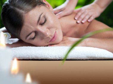 Kaplıca ortamında genç ve güzel bir kadının portresi.  