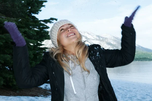 Portret van jonge mooie vrouw op winter buiten achtergrond. — Stockfoto