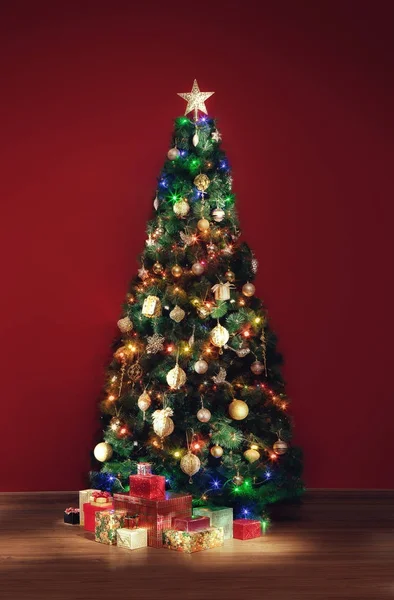 Вид на красивую украшенную рождественскую елку и несколько подарочных коробок внутри — стоковое фото