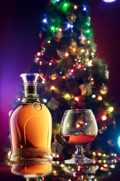 Nahaufnahme von Glas mit Whiskey und Flasche zur Seite auf Farbrückseite. — Stockfoto