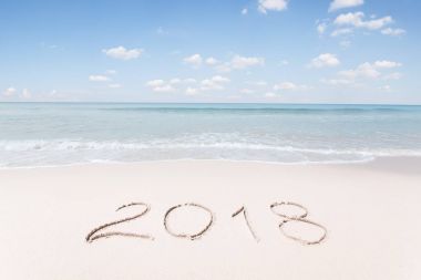 Güzel bir Noel ve yeni yıl temalı tropikal plaj manzarası 