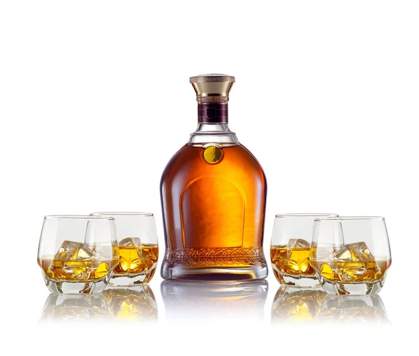 Close-up van glazen met ijs en whisky en een fles opzij. self made etiket. — Stockfoto