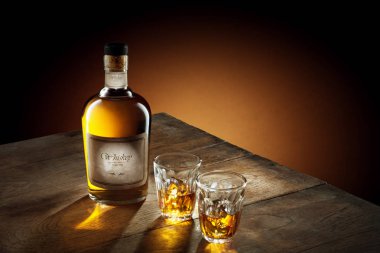 Kendini etikel yaptı. viski ve bir şişe cam görünümünü renk arka plan üzerinde bir kenara. 