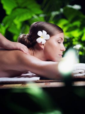 Kaplıca ortamında genç ve güzel bir kadının portresi.  