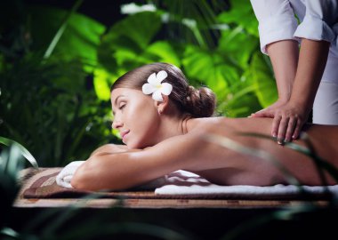 Kaplıca ortamında genç ve güzel bir kadının portresi.  