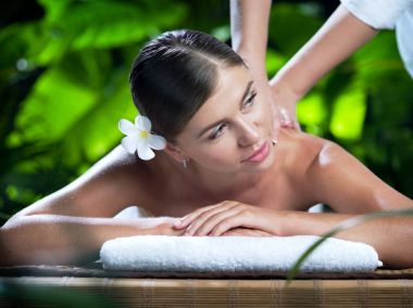 Kaplıca ortamında genç ve güzel bir kadının portresi.  