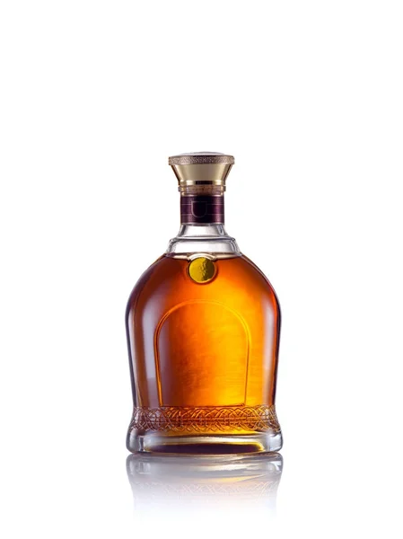 Vista Vicino Della Bottiglia Whisky Sul Retro Bianco — Foto Stock