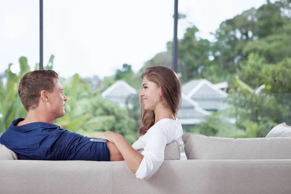 Vista Bonita Pareja Joven Está Sentado Sofá Casa Verano — Foto de Stock