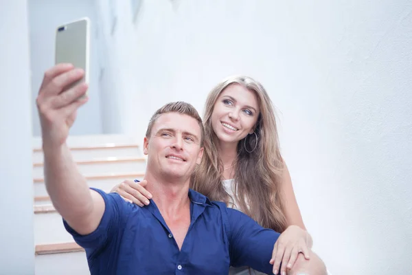 Portrait Young Couple Making Self Photo Mobile Phone — Stock Photo, Image