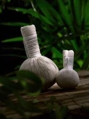 Beyaz bitkisel kompres görüntüsünü kapat. 