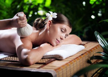 Kaplıca ortamında genç ve güzel bir kadının portresi.  