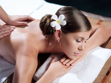 Kaplıca ortamında genç ve güzel bir kadının portresi.  