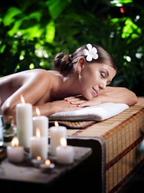 Kaplıca ortamında genç ve güzel bir kadının portresi.  