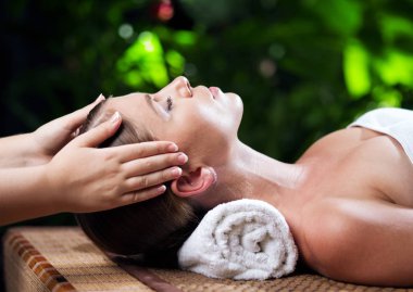 Kaplıca ortamında genç ve güzel bir kadının portresi.  