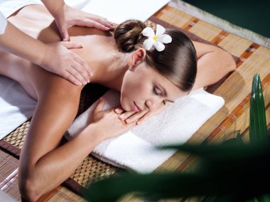 Kaplıca ortamında genç ve güzel bir kadının portresi.  