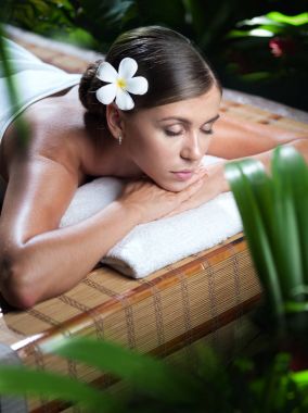 Kaplıca ortamında genç ve güzel bir kadının portresi.  