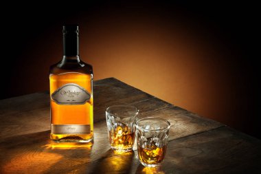 Kendini etikel yaptı. Logo yok. Ticari marka. viski ve bir şişe cam görünümünü renk arka plan üzerinde bir kenara. 