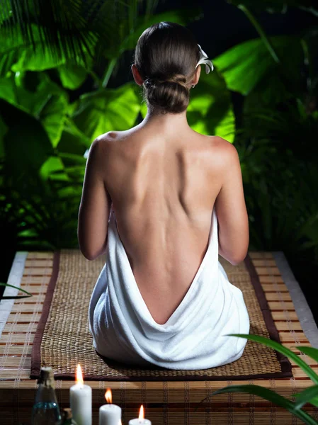 温泉熱帯環境で瞑想素敵な若い女性のビュー — ストック写真