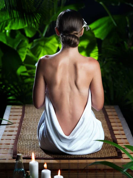 Vista Una Joven Agradable Meditando Ambiente Tropical Spa —  Fotos de Stock