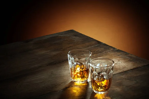 Ansicht Von Zwei Gläsern Whisky Auf Farbigem Hintergrund — Stockfoto