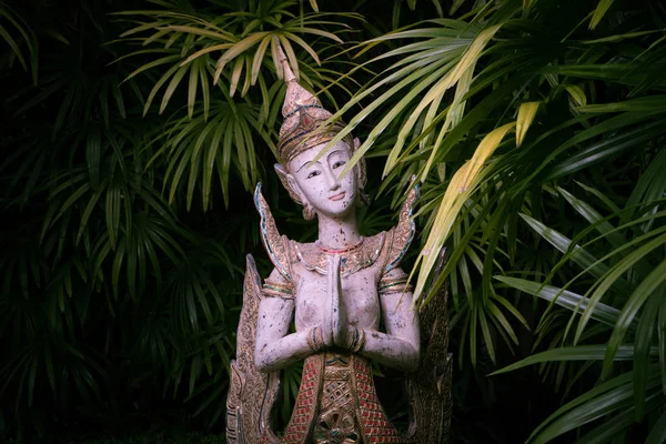 Κλείνω Πάνω Θέα Του Αγάλματος Ταϊλανδέζικο Στιλ Στην Πράσινη Πλάτη — Φωτογραφία Αρχείου