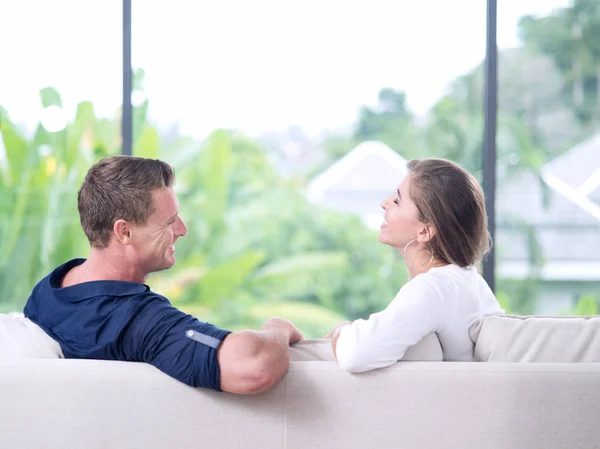 Uitzicht Mooi Jong Paar Zit Bank Zomer Huis — Stockfoto