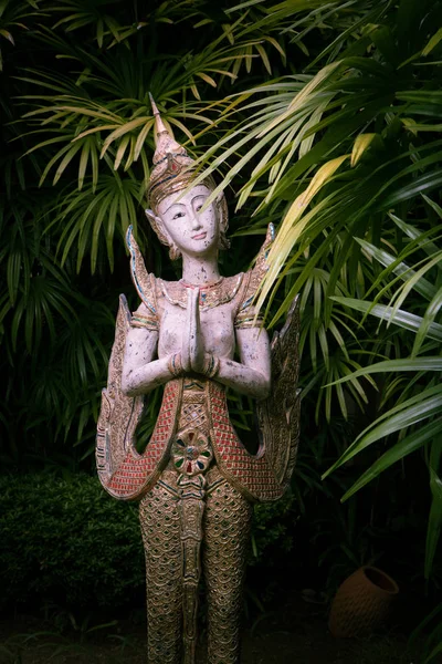 Κλείνω Πάνω Θέα Του Αγάλματος Ταϊλανδέζικο Στιλ Στην Πράσινη Πλάτη — Φωτογραφία Αρχείου