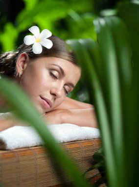 Kaplıca ortamında genç ve güzel bir kadının portresi.  