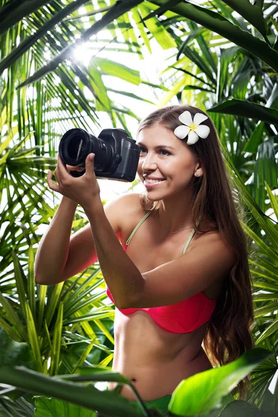 Ritratto Bella Giovane Donna Sta Scattando Foto Nella Giungla — Foto Stock